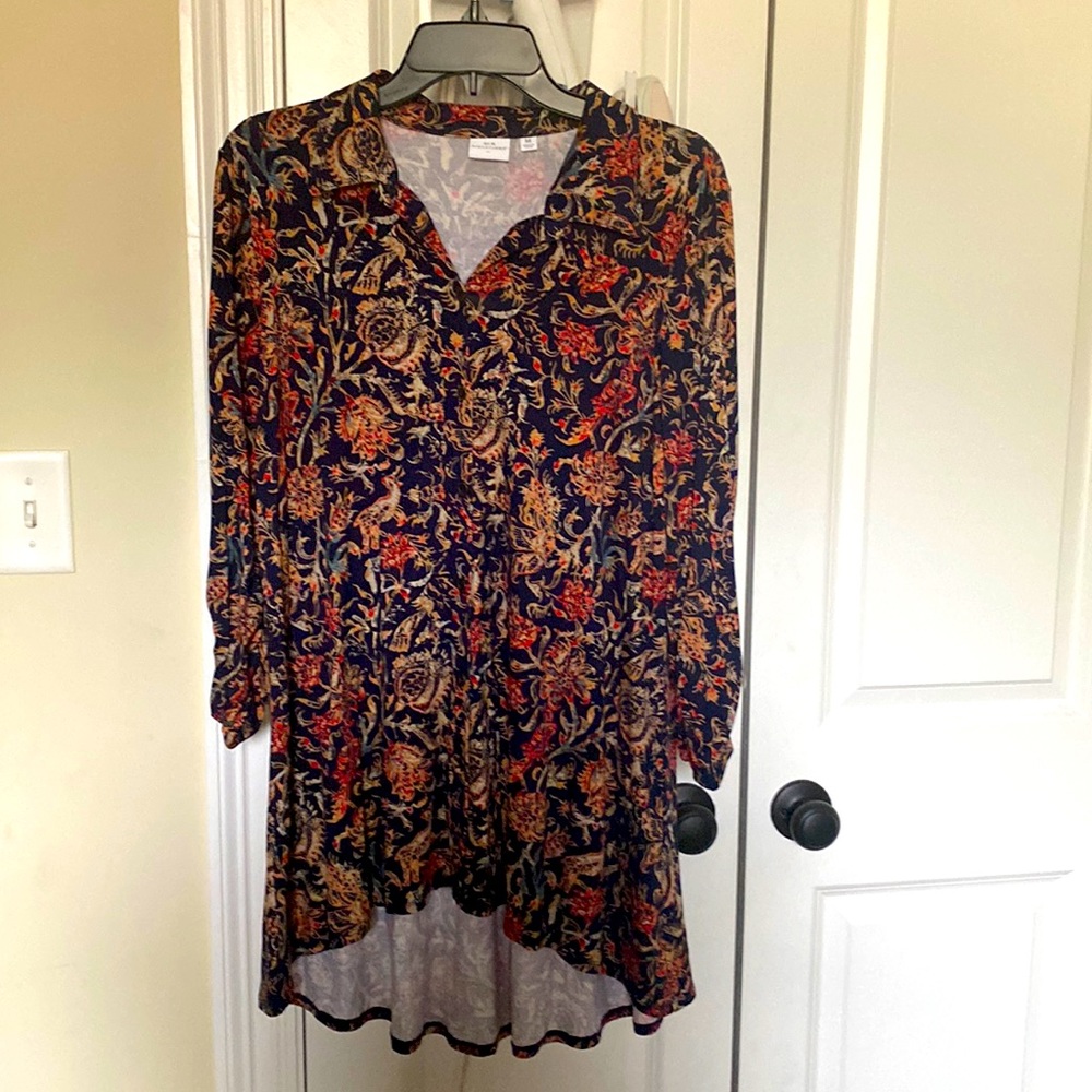 Cute Hi low cotton button up shirt never worn size M.